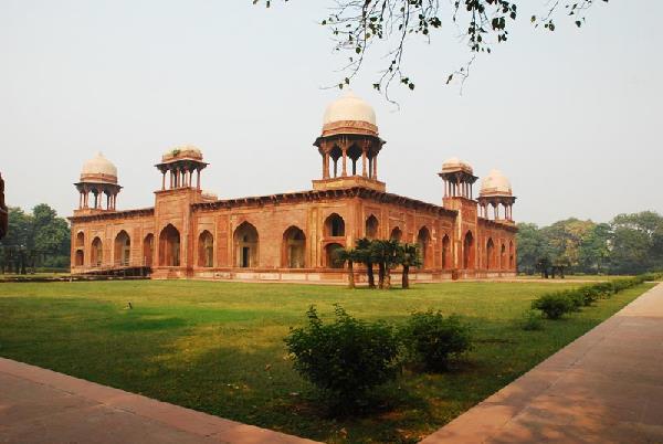 Mariam-uz-Zamani Tomb