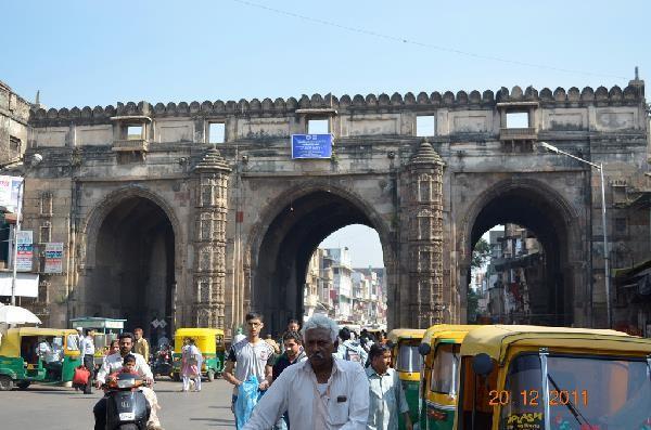 Teen Darwaza