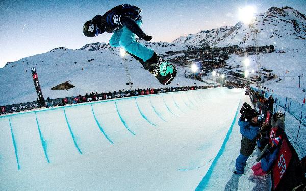 Halfpipe snowboarding